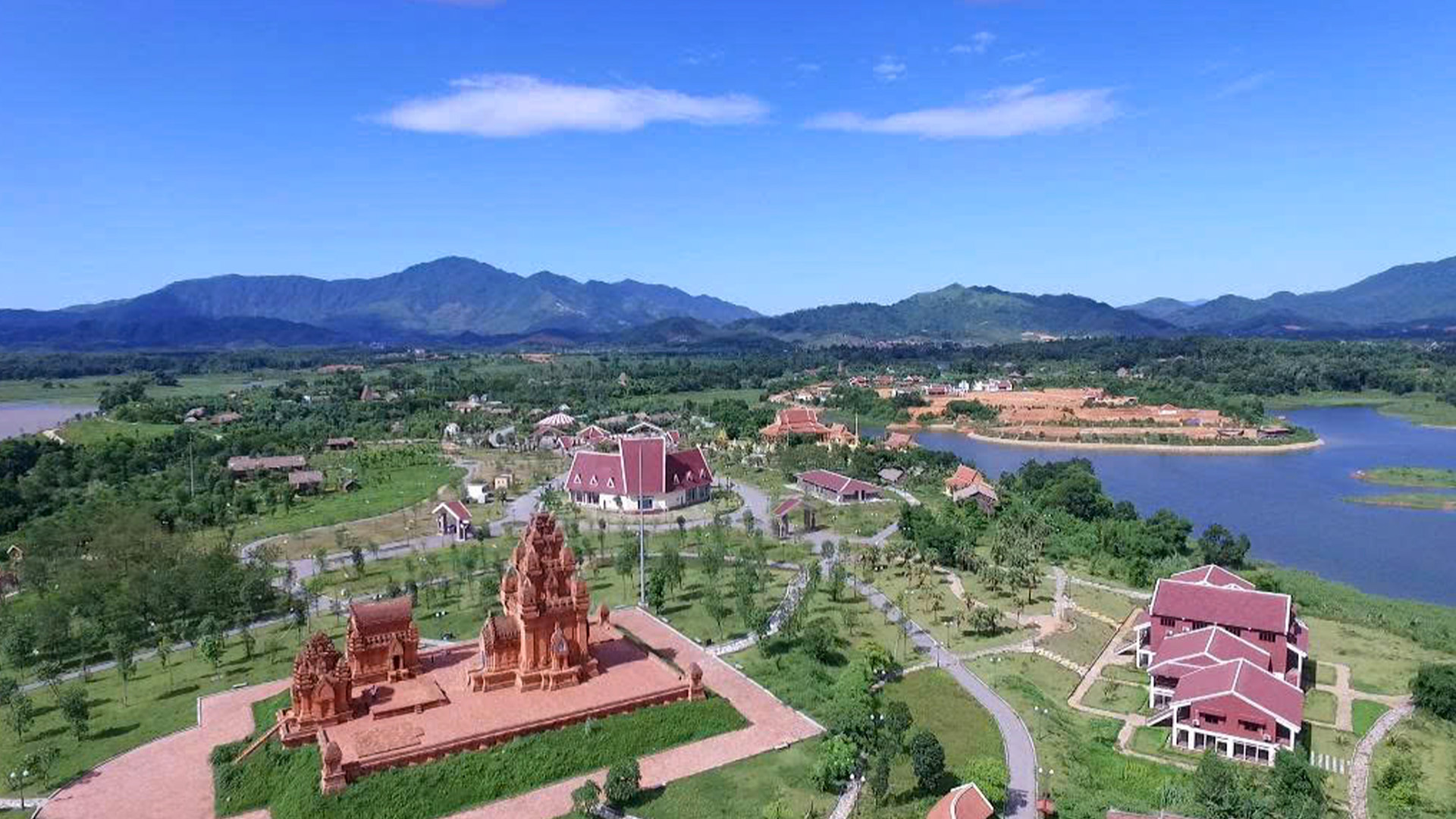 Làng Văn hóa Du lịch các Dân tộc Việt Nam - ベトナム民族文化観光村